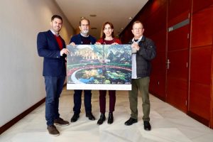 La concejala delegada de Sostenibilidad Medioambiental, Penélope Gómez, junto al presidente de la Asociación de Asociación de Amigos del Jardín Botánico Histórico La Concepción, Cristóbal Martí Jordán; el responsable de compras de Viveros Guzmán como entidad patrocinadora, Eloy Campaña.
